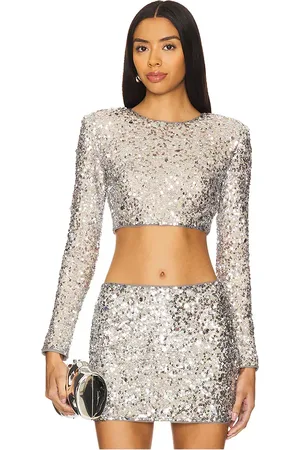 REVOLVE Lovers and Friends Lovers and friends crystal sequin cropped top en color plateado metálico talla L en - Metallic Silver. Talla L (tambié