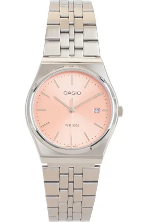 REVOLVE Casio Casio reloj mtpb145 en color plateado metálico talla all en - Metallic Silver. Talla all.