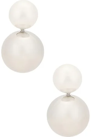 REVOLVE Petit moments Petit moments pendientes de perla en forma de esfera. en color metálico talla all en - Metallic Silver. Talla all.