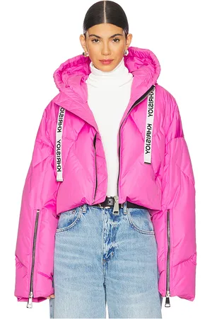 REVOLVE Khrisjoy Khrisjoy plumífero khris crop iconic en color rosado talla 0 en - Pink. Talla 0 (también en 00, 1).