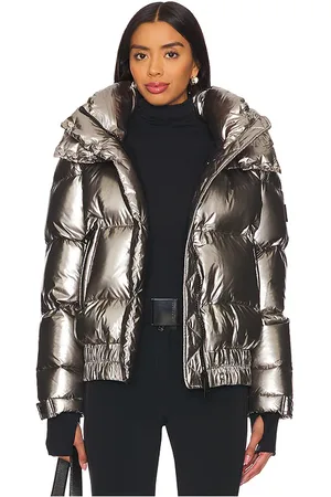 REVOLVE SAM. Sam. plumífero stormi en color plateado metálico talla L en - Metallic Silver. Talla L (también en M, S, XS).