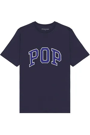 REVOLVE Pop Trading Company Pop trading company camiseta arch en color talla M en - Navy. Talla M (también en S, XL/1X).