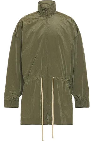 REVOLVE Fear of God ESSENTIALS Fear of god essentials chaqueta en color verde oliva talla M en - Olive. Talla M (también en S, XL).