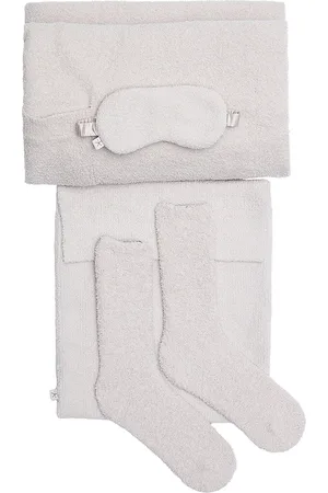 REVOLVE Barefoot Dreams Barefoot dreams set viaje barefoot dreams cozychic travel set en color crema talla all en - Cream. Talla all.