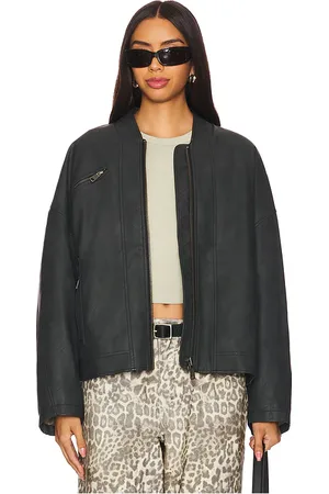 REVOLVE Free People Free people bombardero de piel sintética vinny en color talla L en - Black. Talla L (también en M, XL).