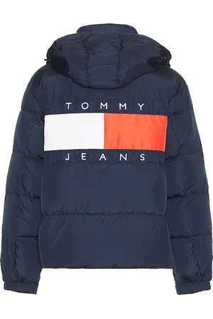 REVOLVE Tommy Jeans Tommy jeans plumífero flag back alaska en color azul talla L en - Blue. Talla L (también en XL/1X).