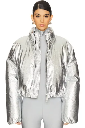 REVOLVE Khrisjoy Khrisjoy chaqueta acolchada arrugada joy en color metálico talla 1 en - Metallic Silver. Talla 1 (también en 2).