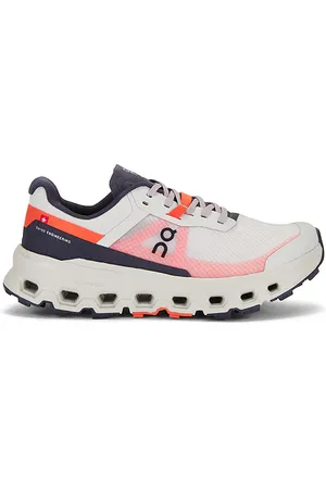 REVOLVE On On zapatilla deportiva cloudvista 2 en color grey,orange talla 10 en - Grey,Orange. Talla 10 (también en 5, 5.5).