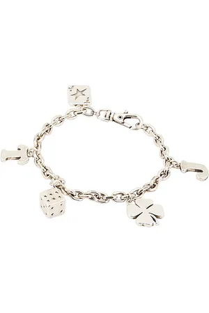 REVOLVE Two Jeys Two jeys brazalete lucky charms en color plateado metálico talla 18cm en - Metallic Silver. Talla 18cm (también en 20cm).
