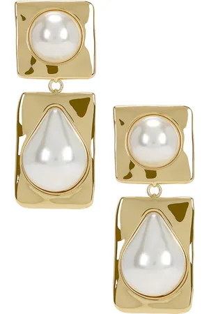 REVOLVE Retrofete Retrofete pendiente de gota de perla savannah en color oro metálico talla all en - Metallic Gold. Talla all.