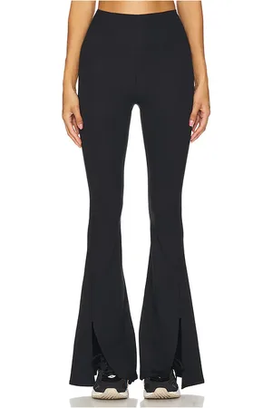 REVOLVE WellBeing + BeingWell Wellbeing + beingwell pantalón movewell porter flare en color talla L en - Black. Talla L (también en M, S, XL, XS