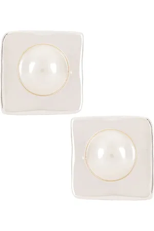 REVOLVE Retrofete Retrofete pendientes de perla nikki en color plateado metálico talla all en - Metallic Silver. Talla all.