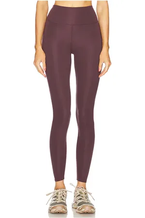 REVOLVE WellBeing + BeingWell Wellbeing + beingwell rooney legging en color vino talla L en - Wine. Talla L (también en XL).