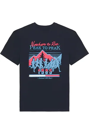 REVOLVE Tommy Jeans Tommy jeans camiseta outdoors novelty en color azul talla L en - Blue. Talla L (también en M, S, XL/1X).