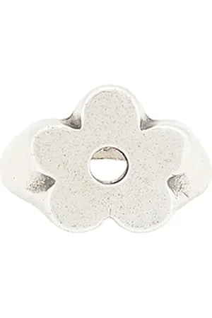 REVOLVE Two Jeys Two jeys anillo flower en color plateado metálico talla 18 en - Metallic Silver. Talla 18 (también en 22).