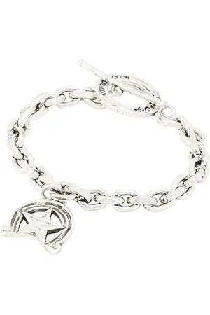 REVOLVE Two Jeys Two jeys brazalete cowboys club en color plateado metálico talla 17cm en - Metallic Silver. Talla 17cm (también en 19cm).