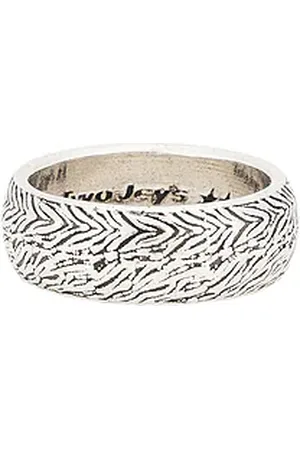 REVOLVE Two Jeys Two jeys anillo zebra en color plateado metálico talla 16 en - Metallic Silver. Talla 16 (también en 18, 20, 22).