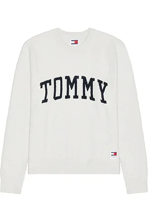 REVOLVE Tommy Jeans Tommy jeans jersey slim en color gris claro talla L en - Light Grey. Talla L (también en M, S).