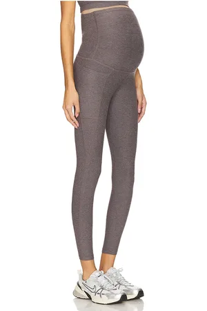 REVOLVE Beyond Yoga Beyond yoga leggings de maternidad con bolsillos y largo midi. spacedye love the bump en color gris talla L en - Grey.