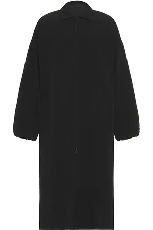 REVOLVE Fear of God ESSENTIALS Fear of god essentials trenca en color talla L en - Black. Talla L (también en M).
