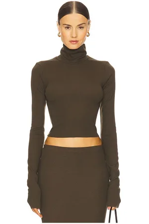 REVOLVE Eterne Eterne cropped fitted turtleneck top en color militar talla L en - Army. Talla L (también en XL, XS).