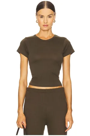 REVOLVE Eterne Eterne short sleeve baby tee en color militar talla XL en - Army. Talla XL (también en XS).