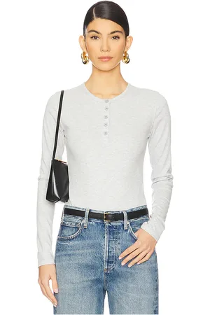 REVOLVE WeWoreWhat Weworewhat body v-neck henley en color gris talla L en - Grey. Talla L (también en M, S, XL, XS, XXS).