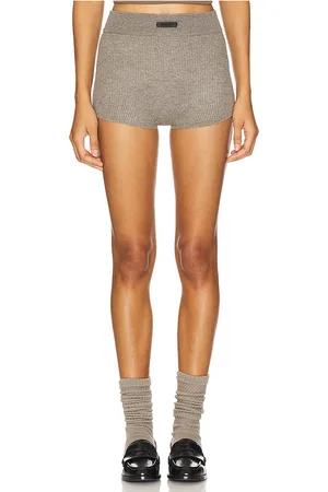 REVOLVE Fear of God ESSENTIALS Fear of god essentials boxer short en color gris talla L en - Grey. Talla L (también en M, S, XL, XS).