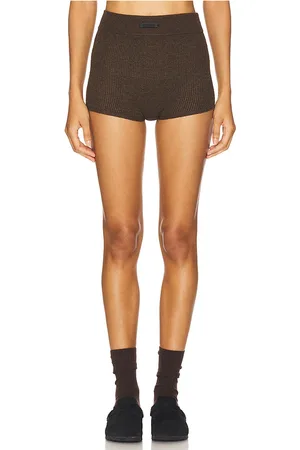 REVOLVE Fear of God ESSENTIALS Fear of god essentials boxer short en color talla L en - Brown. Talla L (también en M, XL).
