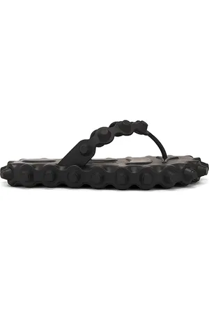 REVOLVE Alexander Wang Alexander wang chanclas rapture en color talla 36 en - Black. Talla 36 (también en 37, 39, 40).