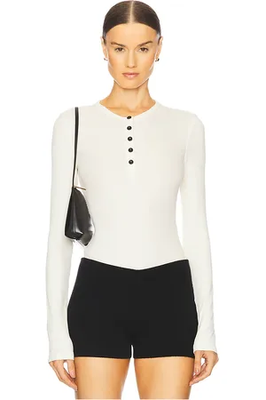 REVOLVE WeWoreWhat Weworewhat body v-neck henley en color talla L en - . Talla L (también en M, S, XS).