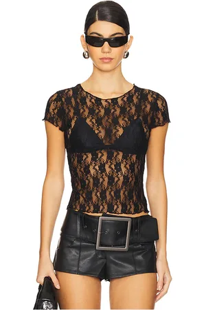 REVOLVE Superdown Superdown camiseta tirantes baby cely en color talla M en - Black. Talla M (también en S, XS).