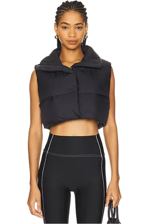 REVOLVE Alo Alo chaleco plumífero cropped gold rush en color talla M en - Black. Talla M (también en S).