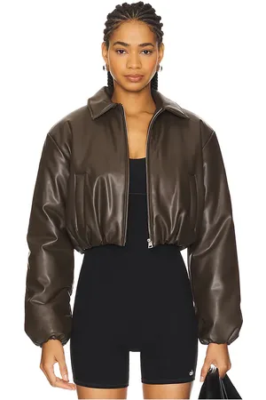 REVOLVE Alo Alo cazadora faux leather cropped premier en color marrón talla L en - Brown. Talla L (también en M, S).