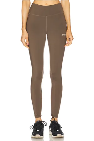 REVOLVE 7 Days Active 7 days active signature legging en color taupe talla M en - Taupe. Talla M (también en S, XS).