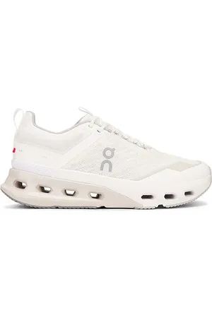 REVOLVE On On zapatillas deportivas cloudnova en color blanco talla 10 en - White. Talla 10 (también en 10.5, 11, 11.5, 12, 12.5, 13).