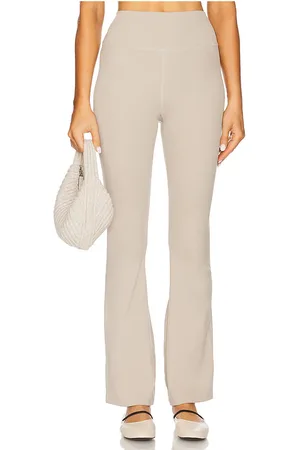 REVOLVE WeWoreWhat Weworewhat bootcut leggings en color bronce talla L en - Tan. Talla L (también en M, S, XL).