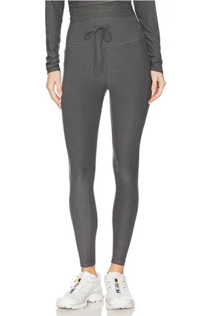 REVOLVE Beyond Yoga Beyond yoga leggings midi spacedye the go pocket en color gris talla L en - Grey. Talla L (también en M, S, XL, XS).