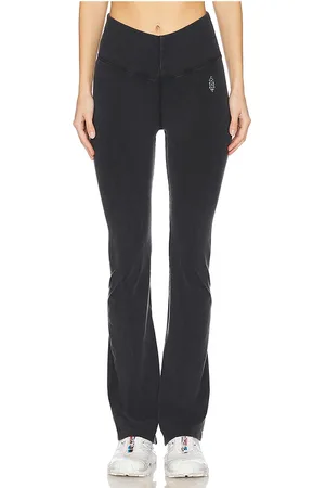 REVOLVE Free People Free people pantalón acampanado fp movement go to en color charcoal talla M/L en - Charcoal. Talla M/L (también en XL, XS/S).
