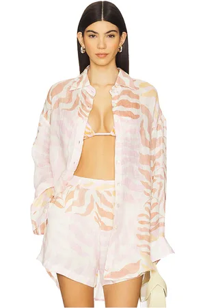 REVOLVE Vitamin A Vitamin a camisa de lino estilo boyfriend playa en color beige talla M en - Beige. Talla M (también en S, XS).