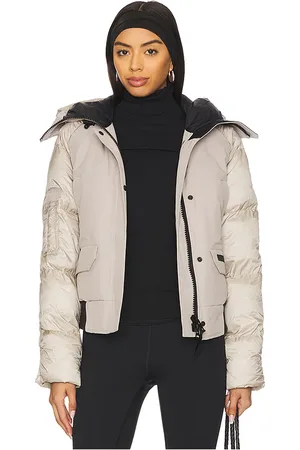 REVOLVE Canada Goose Canada goose bomber chilliwack paradigm en color crema talla L en - Cream. Talla L (también en M, S, XL, XS).