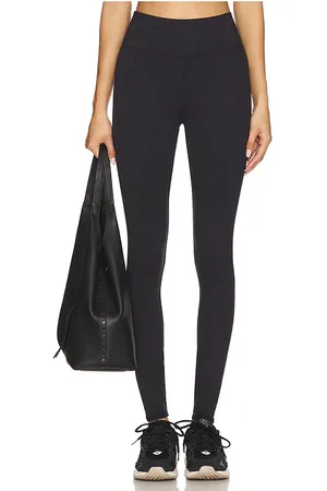 REVOLVE WellBeing + BeingWell Wellbeing + beingwell loungewell monte legging en color charcoal talla L en - Charcoal. Talla L (también en M