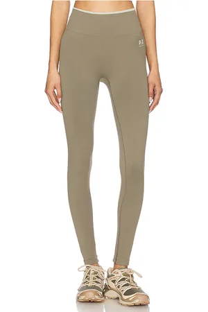 REVOLVE P.E Nation P.e nation legging sin costuras restore en color verde oliva talla L en - Olive. Talla L (también en M, S).