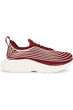REVOLVE APL: Athletic Propulsion Labs Apl: athletic propulsion labs zapatilla deportiva techloom zipline en color rojo talla 10 en Bordeaux Oak Silk & Ivory