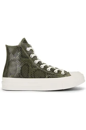 REVOLVE Converse Converse zapatilla deportiva chuck 70 en color verde oliva talla 5 en - Olive. Talla 5 (también en 7, 7.5, 8.5).