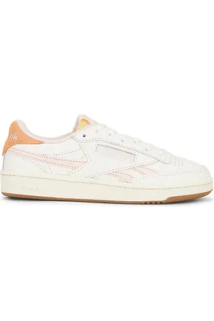 REVOLVE Reebok Reebok zapatilla deportiva en color durazno talla 10 en - Peach. Talla 10 (también en 5.5, 6, 6.5, 7, 7.5, 8, 8.5, 9, 9.5).