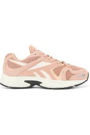 REVOLVE Reebok Reebok zapatilla deportiva en color durazno talla 10 en - Peach. Talla 10 (también en 6, 6.5, 7, 7.5, 8, 8.5, 9, 9.5).
