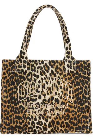 REVOLVE Ganni Ganni bolso tote estampado de large easy shopper en color marrón talla all en - Brown. Talla all.