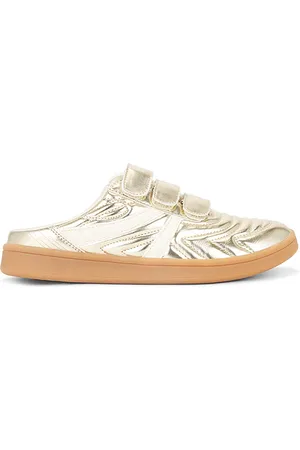 REVOLVE Steve Madden Steve madden zapatillas sin cordones magik en color oro metálico talla 10 en - Metallic Gold. Talla 10 (también en 11, 5, 6, 6.5