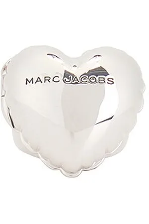 REVOLVE Marc Jacobs Marc jacobs anillo de medallón heart balloon en color plateado metálico talla 7 en - Metallic Silver. Talla 7 (tambié